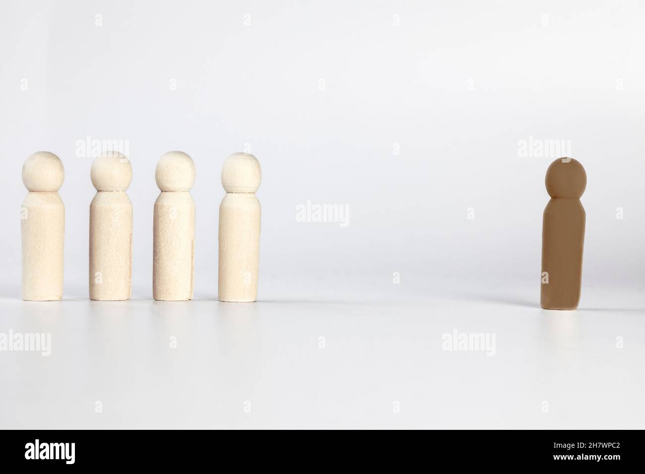 Discriminazione, una persona nera ha lasciato fuori dal gruppo bianco, che si levano in piedi fuori dal concetto della folla. Razzismo isolato su sfondo bianco Foto Stock