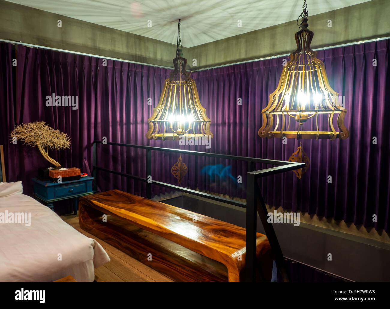 Luce colorata calda da una moderna lampada a sospensione da soffitto Foto Stock