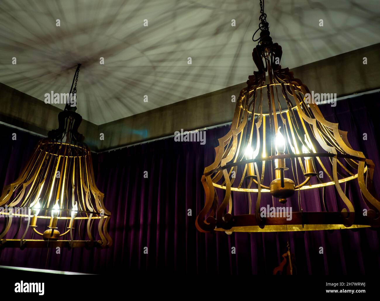 Luce colorata calda da una moderna lampada a sospensione da soffitto Foto Stock