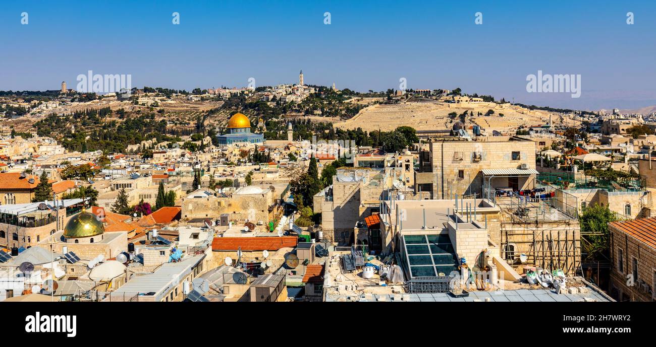 Gerusalemme, Israele - 12 ottobre 2017: Vista panoramica di Gerusalemme con il Monte del Tempio, la cupola della roccia, la moschea di al AXA e il Monte degli Ulivi visto da Tow Foto Stock