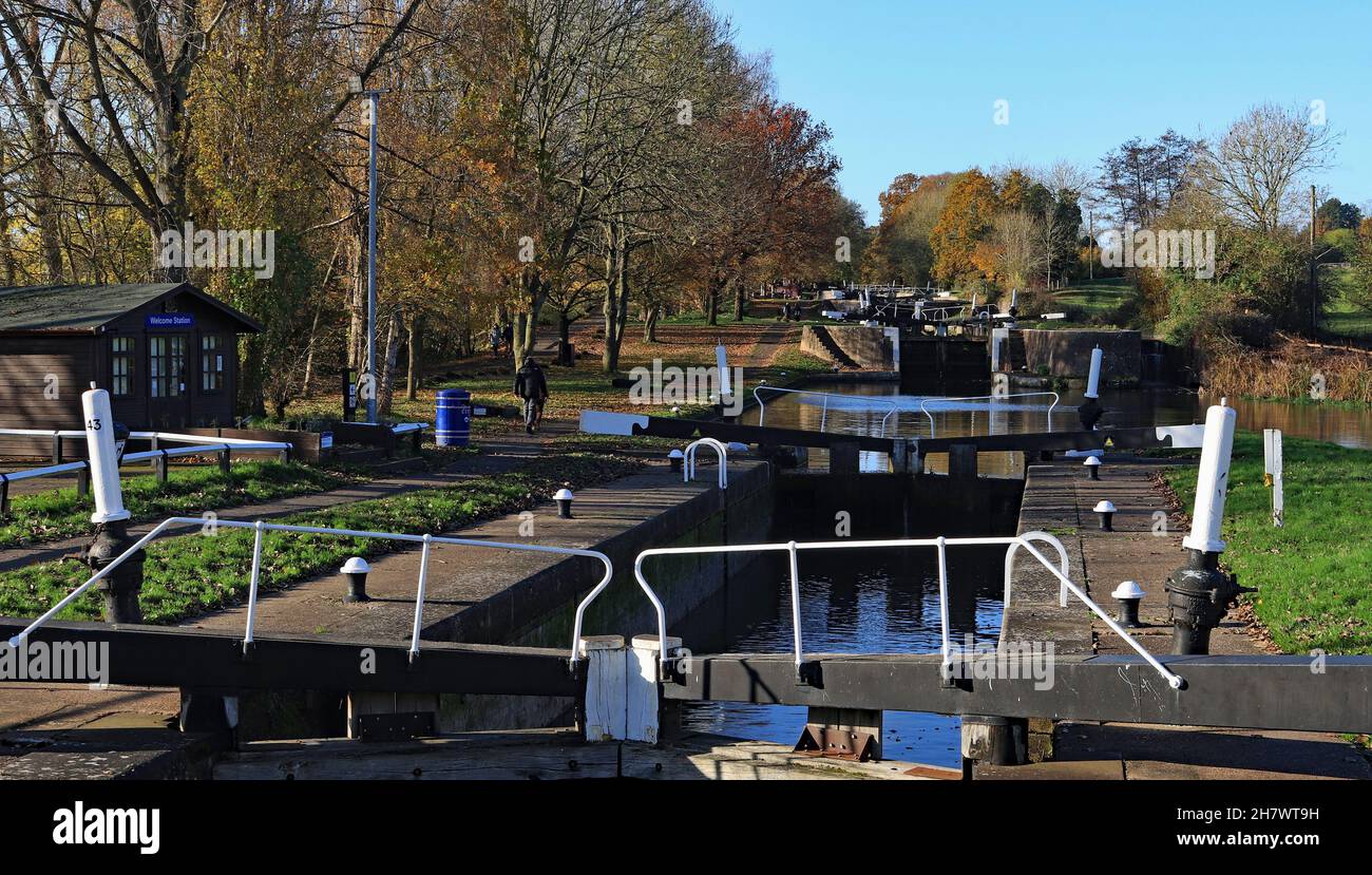 Guardando le prime quattro del volo delle 21 chiuse di Hatton sul canale Grand Union vicino a Warwick, in un'incantevole e luminosa mattinata d'autunno. Foto Stock