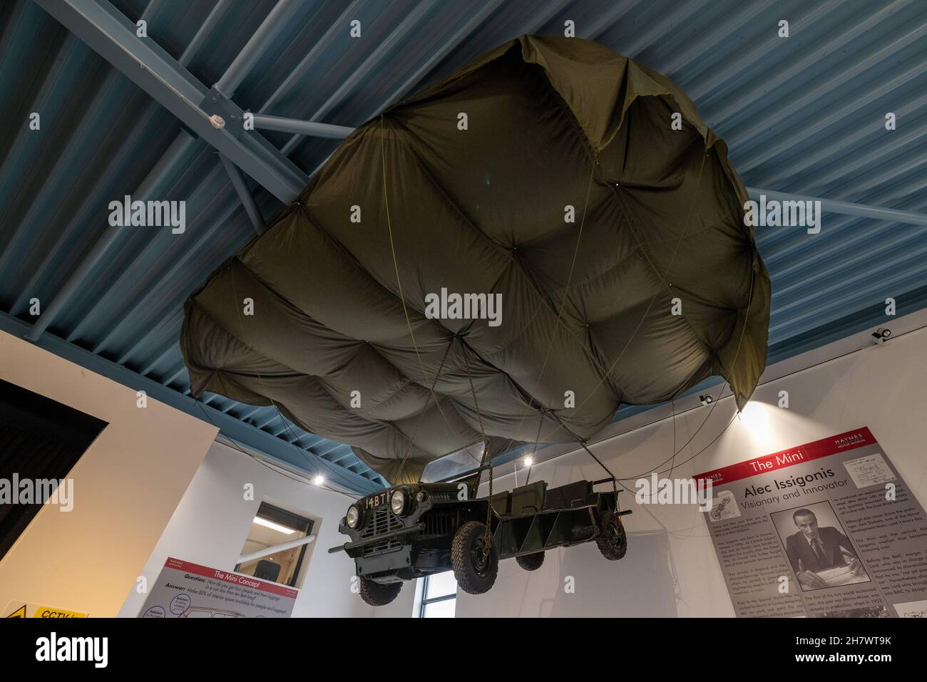 1964 Austin Mini moke con paracadute in mostra presso l'Haynes International Motor Museum, Sparkford, Somerset, Regno Unito Foto Stock
