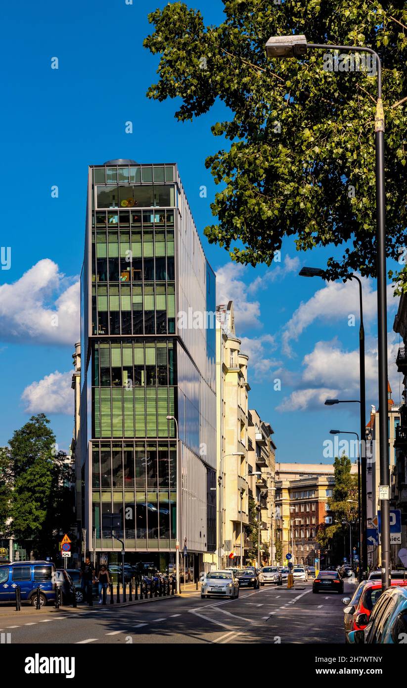 Varsavia, Polonia - 12 agosto 2021: Il Nest Office plaza al 49 di Piekna e via Koszykowa nel distretto centrale di Srodmiescie Foto Stock