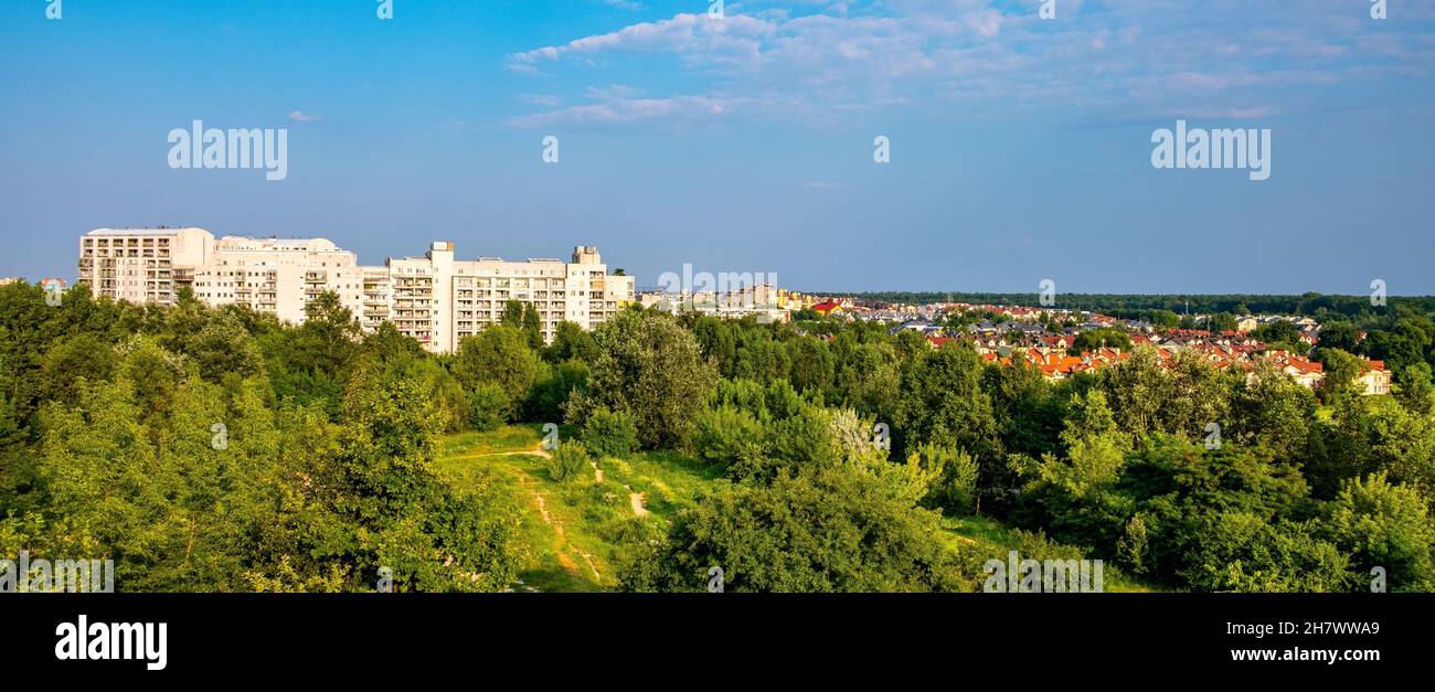 Varsavia, Polonia - 24 luglio 2021: Vista panoramica del distretto di Kabaty e Ursynow con intense aree residenziali nei pressi della foresta di Las Kabacki in Warsa Foto Stock