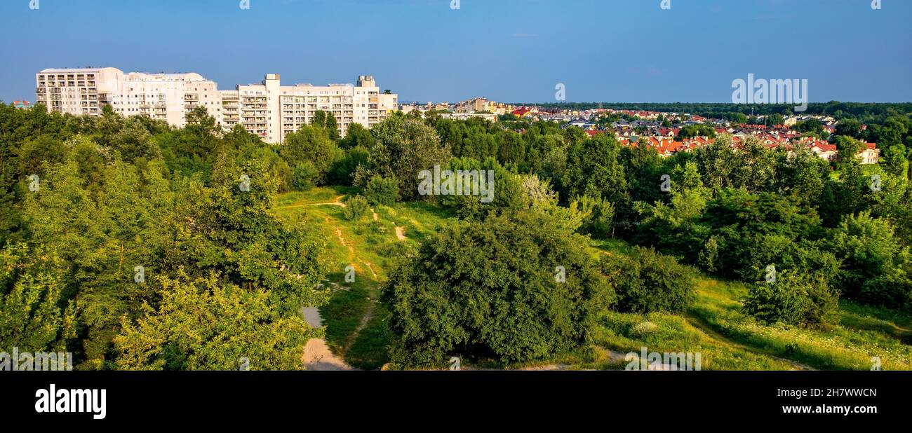 Varsavia, Polonia - 24 luglio 2021: Vista panoramica del distretto di Kabaty e Ursynow con intense aree residenziali nei pressi della foresta di Las Kabacki in Warsa Foto Stock