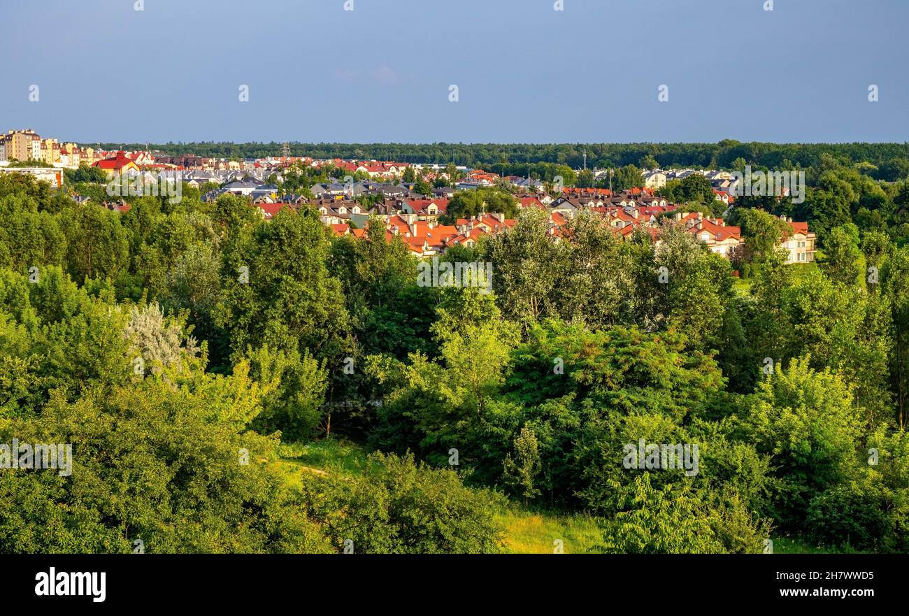 Varsavia, Polonia - 24 luglio 2021: Vista panoramica del distretto di Kabaty e Ursynow con intense aree residenziali nei pressi della foresta di Las Kabacki in Warsa Foto Stock