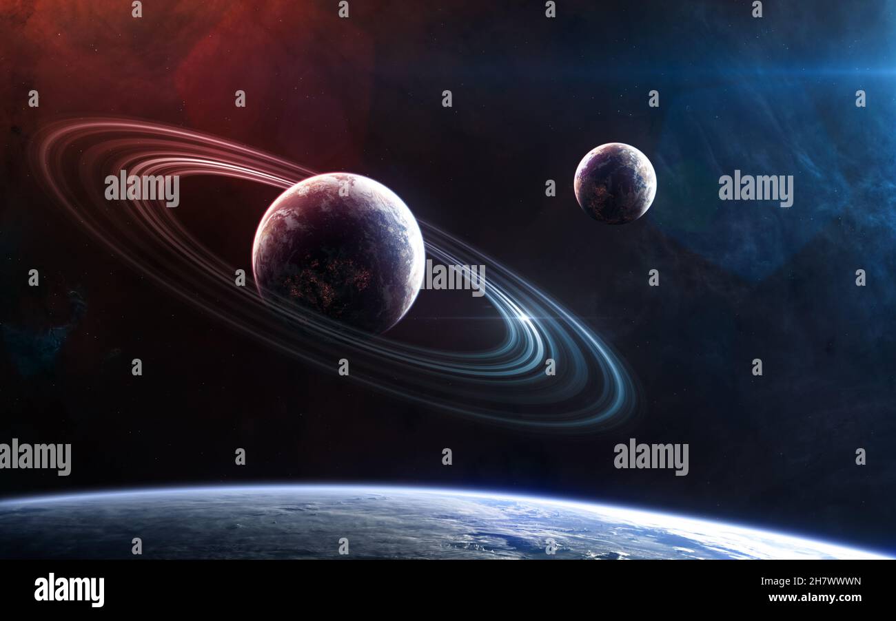 Pianeti alla luce di stelle rosse e blu. Spazio profondo Foto Stock