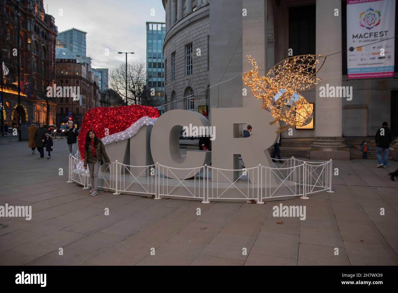 Cappello di Natale sul logo MCR di fronte alla biblioteca al Manchester England 8-12-2019 Foto Stock