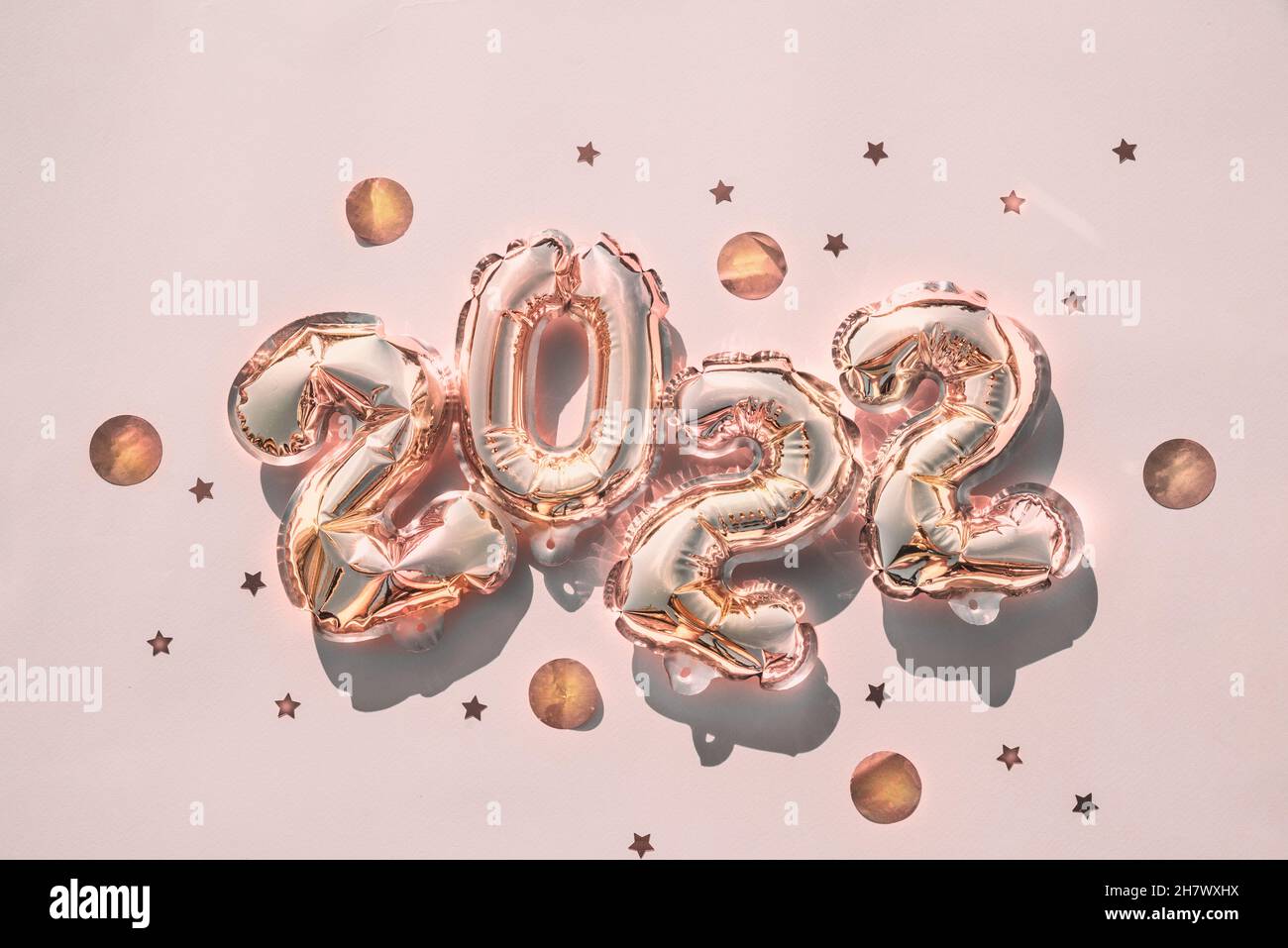 Moderno banner astratto con numero d'oro 2022 su sfondo rosa per concept design. Symbol felice anno nuovo 2022. Sfondo pastello, concetto di vacanza Foto Stock