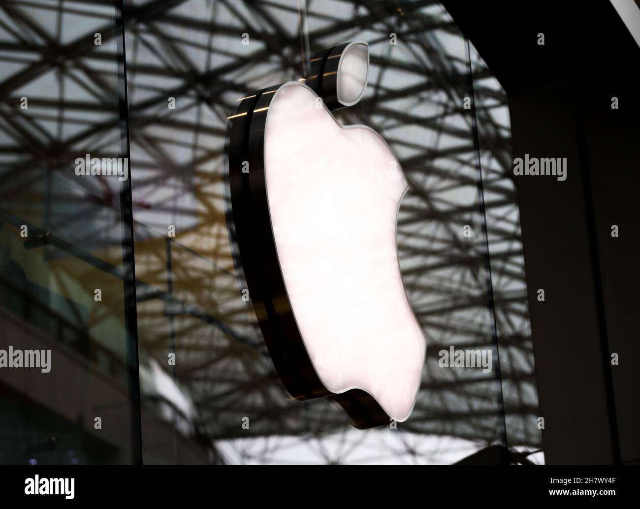 Il logo Apple Inc. Come visualizzato presso l'Apple Shop di Belfast, Irlanda del Nord. Foto Stock