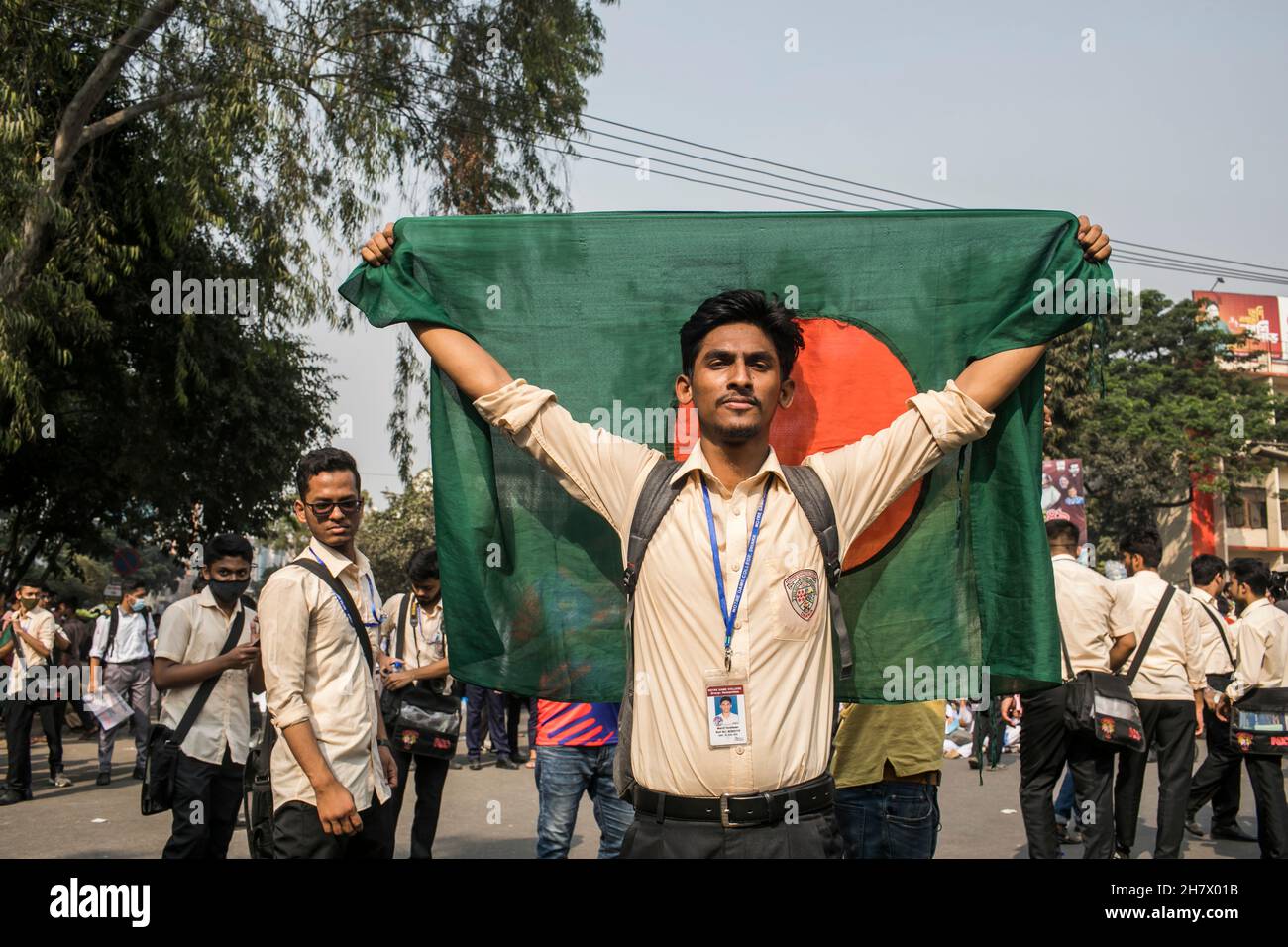 Dhaka, Bangladesh. 25 Nov 2021. Uno studente detiene la bandiera del Bangladesh durante la protesta per la sicurezza stradale a Dhaka.studenti di diverse istituzioni educative continuano le loro dimostrazioni per il secondo giorno a Dhaka chiedendo sicurezza sulle strade dopo la morte di uno studente del Notre Dame College in un incidente. Nayeem Hasan, studente del secondo anno del college, è stato ucciso in un incidente stradale mercoledì. (Foto di Sazzad Hossain/SOPA Images/Sipa USA) Credit: Sipa USA/Alamy Live News Foto Stock