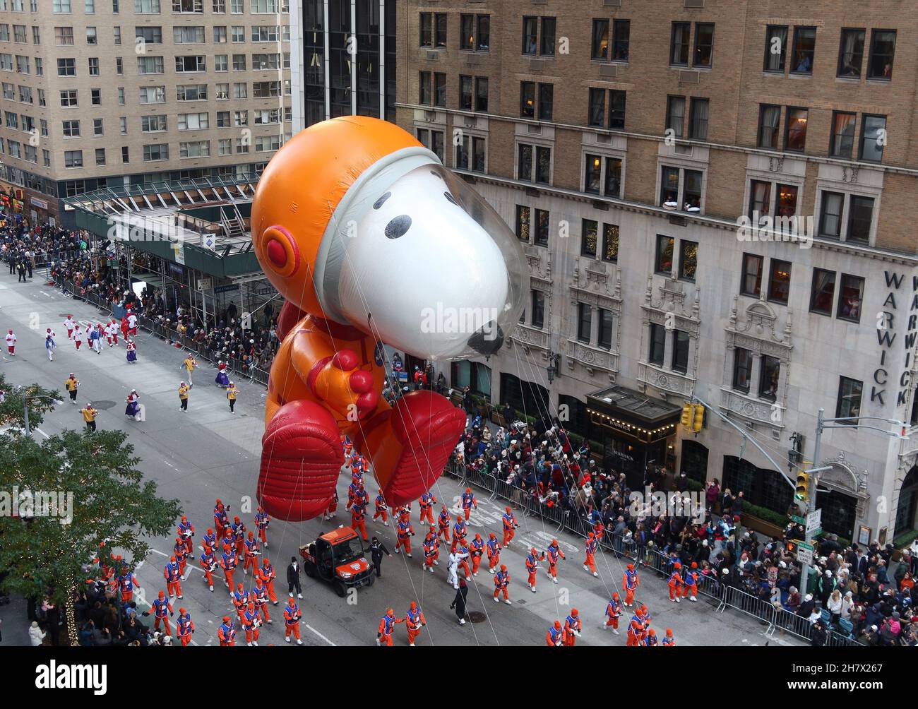 New York, Stati Uniti. 25 Nov 2021. La mongolfiera Snoopy si sposta lungo la strada della sfilata alla 95esima sfilata del giorno del Ringraziamento di Macy a New York, giovedì 25 novembre 2021. La sfilata è iniziata nel 1924, legandola alla seconda più antica sfilata del Ringraziamento negli Stati Uniti con la sfilata americana del Ringraziamento a Detroit. Foto di John Angelillo/UPI Credit: UPI/Alamy Live News Foto Stock