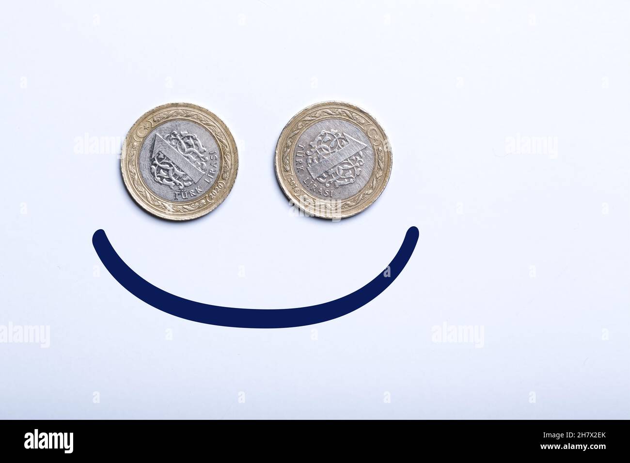 Due monete in lira turca con sorriso disegnato a mano. Concetto di finanza positiva. Foto Stock