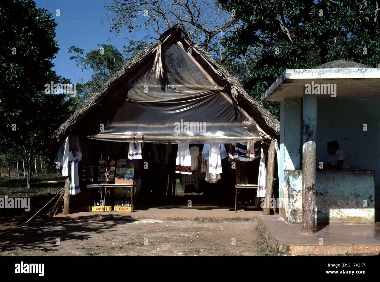 Merida, Messico. 12/27/1985. Contemporaneo Yucatan Maya decedents capanna di paglia / abitazioni in pietra e l'economia. Foto Stock