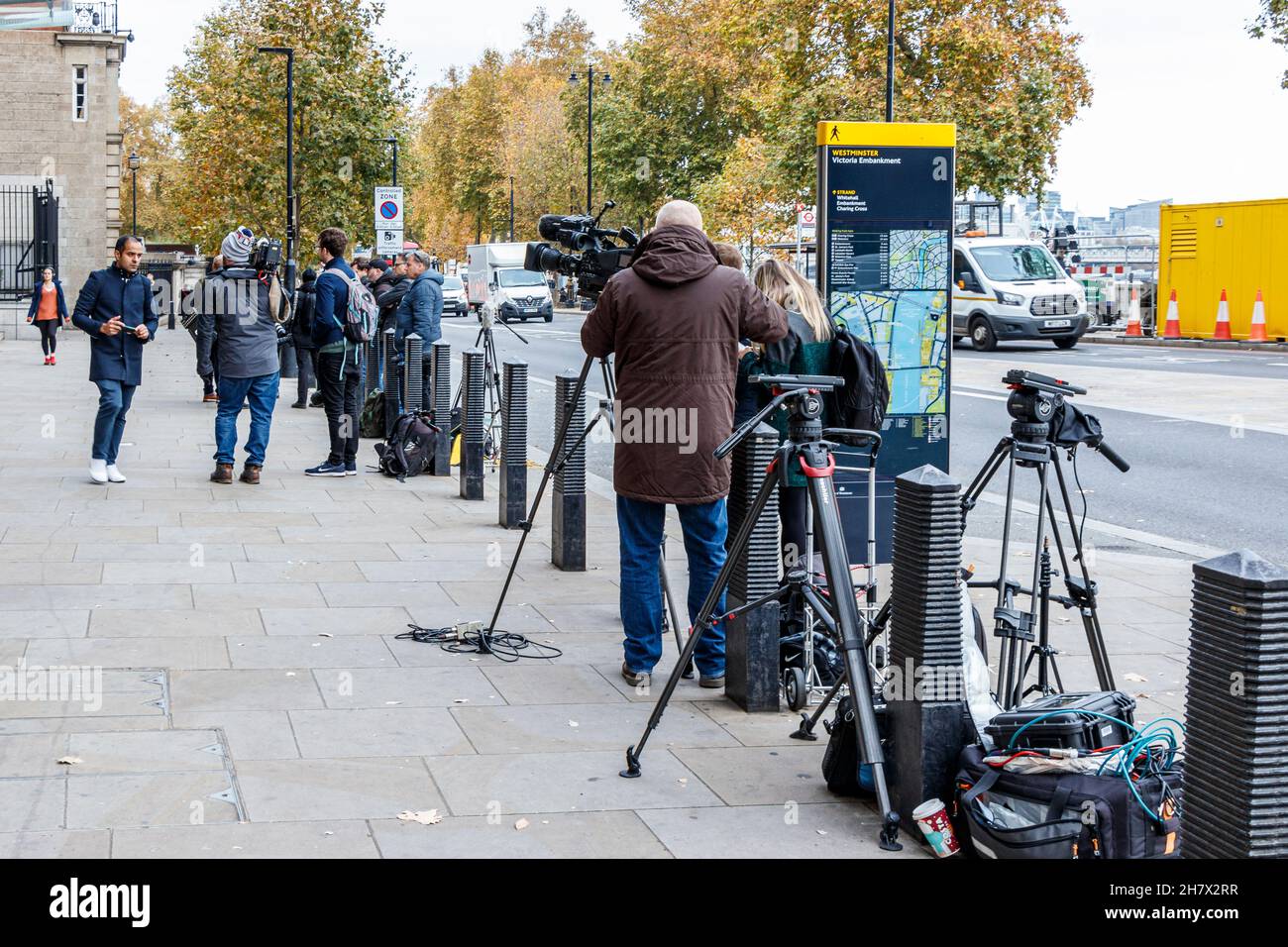 Gli equipaggi e i fotografi della macchina fotografica della stampa si sono stabiliti fuori dalla Casa di Portcullis a Westminster in preparazione ai politici emergenti, Londra, Regno Unito Foto Stock