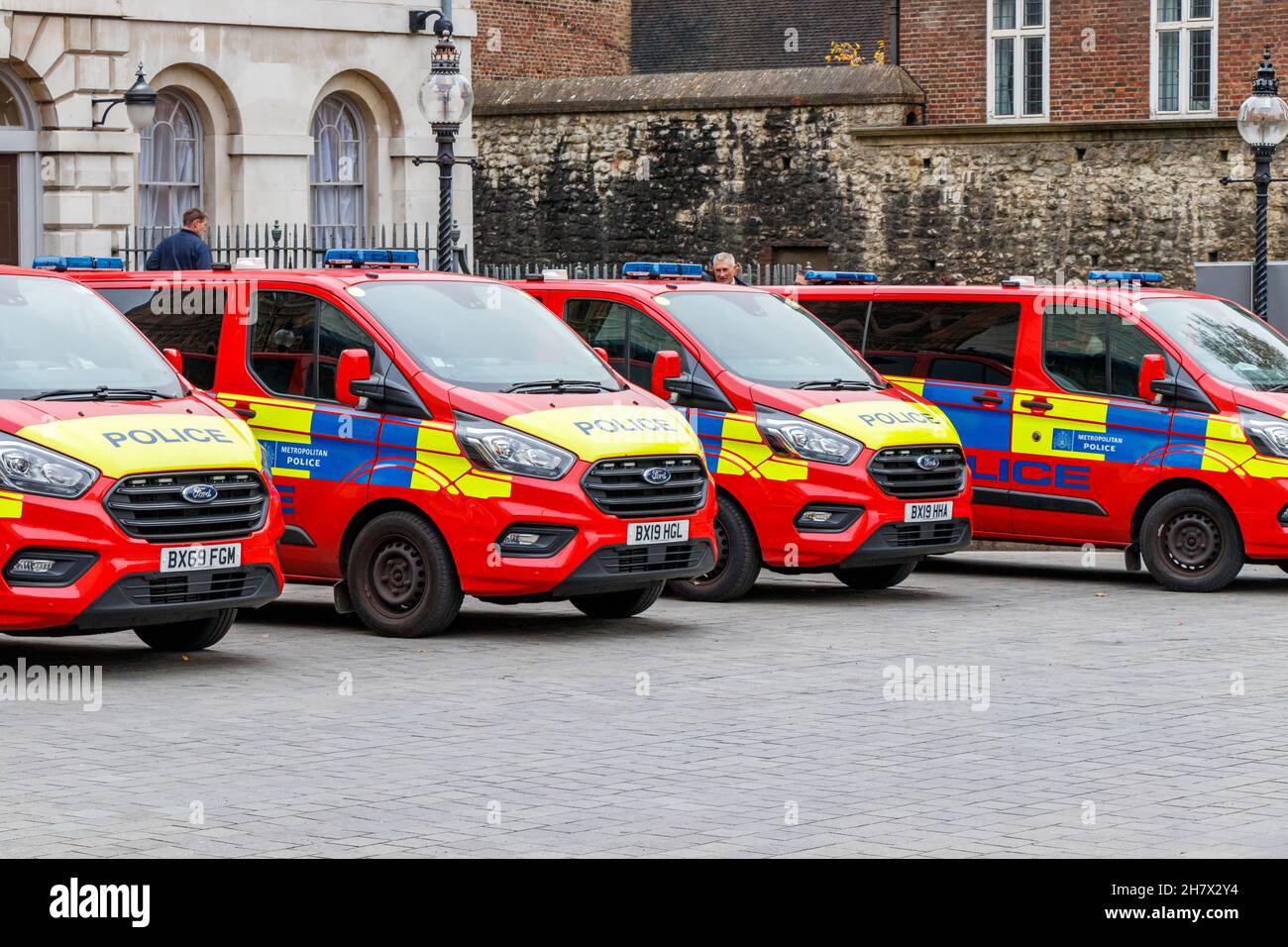 Veicoli della polizia parcheggiati di fronte al Parlamento, Westminster, Londra, Regno Unito Foto Stock