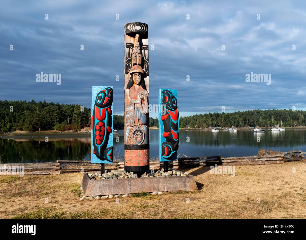 WA20408-00....WASHINGTON - Totem delle Nazioni Lummi e Saanich all'English Camp National Historic Park sull'isola di San Juan. Foto Stock