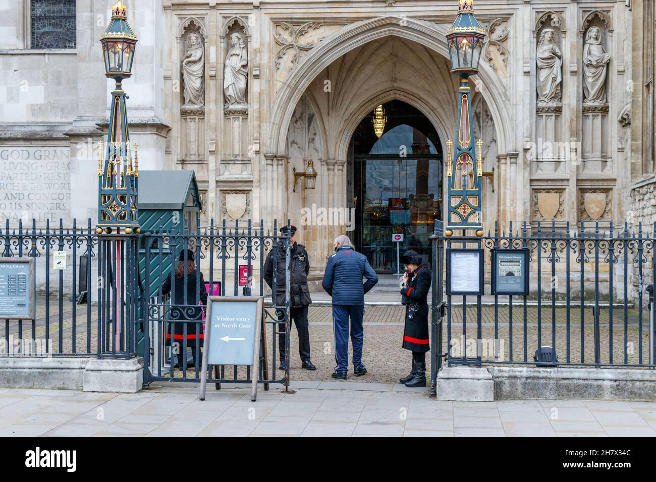 Personale al cancello occidentale di Westminster Abbey, Londra, Regno Unito. Foto Stock