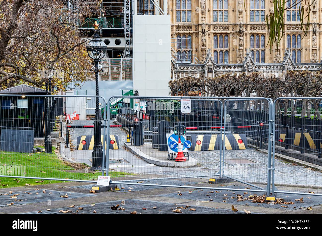Recinzioni e misure di sicurezza antiterrorismo all'interno del Palazzo di Westminster (Houses of Parliament), Londra, Regno Unito Foto Stock