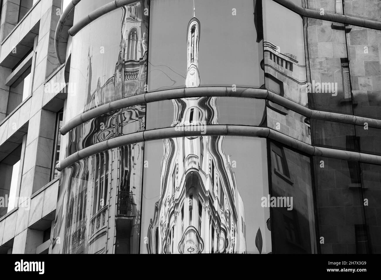 Belgrado, Serbia - riflessi di un palazzo classico in un edificio moderno facciata in vetro in via Knez Mihailova (B/W) Foto Stock