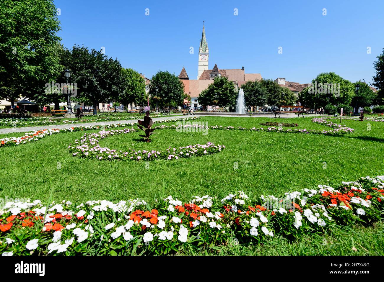 Medias, Romania, 14 luglio 2021: Paesaggio urbano con Piazza del Re Ferdinando i (Piata Regele Ferdinando i) e parco verde nel centro storico della città, a Trany Foto Stock