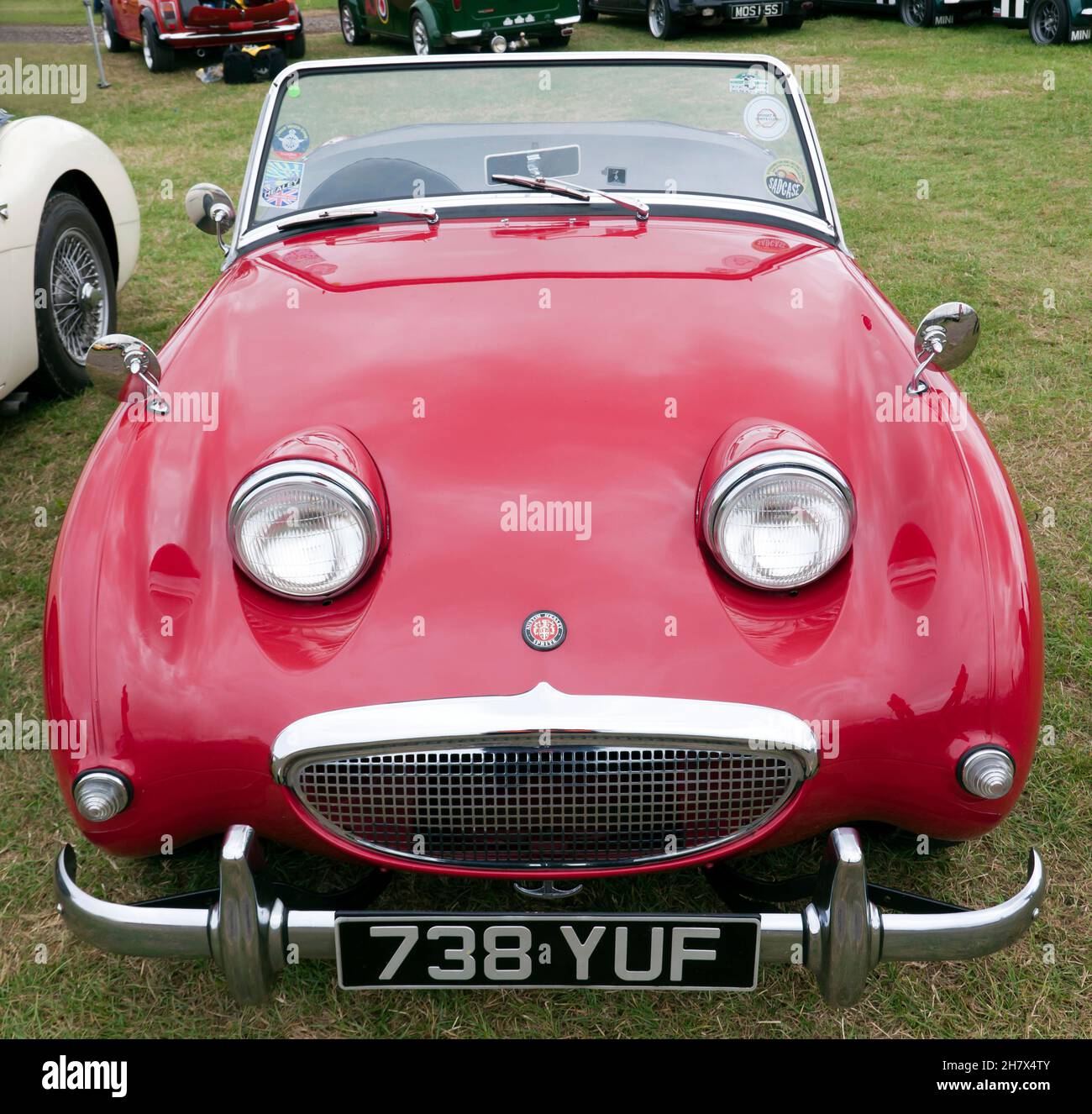 Vista frontale di a Red, 1960, Austin Healy Frogeye Sprite, in mostra al Silverstone Classic 2021 Foto Stock