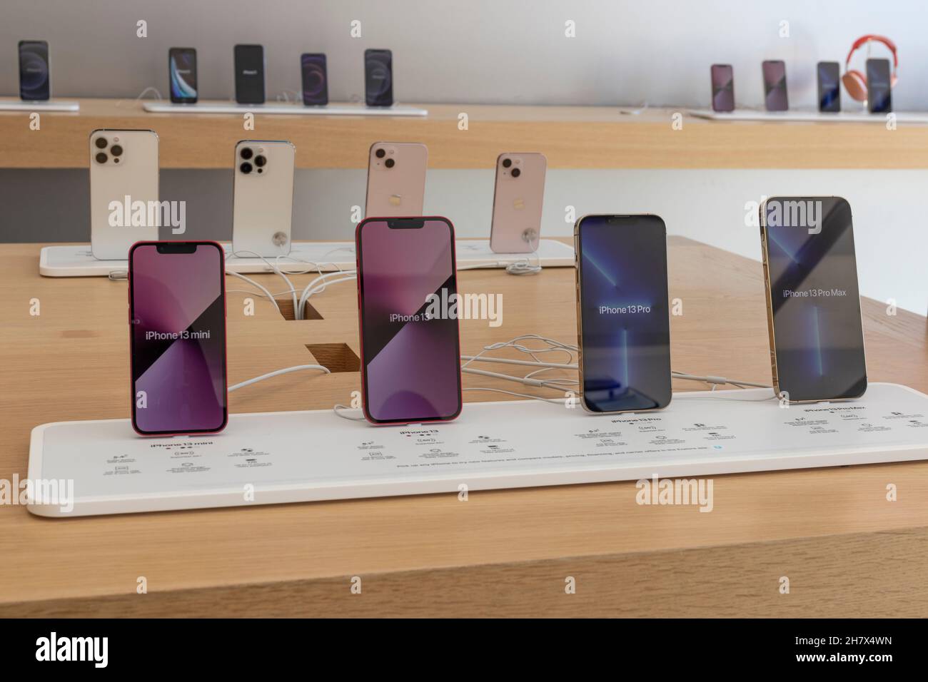 Beavercreek - Circa Novembre 2021: Apple iPhone 13 display in un negozio Best Buy. Apple offre iPad, Apple Watch e Apple TV. Foto Stock