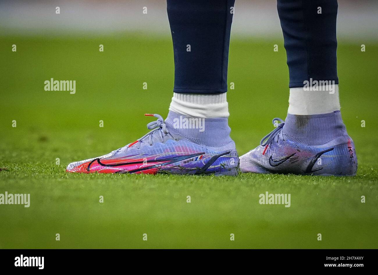 Manchester, Regno Unito. 24 novembre 2021. Le scarpe da calcio nike di Kylian  Mbappe del PSG durante la partita UEFA Champions League tra Manchester City  e Paris Saint-Germain Feminines all'Etihad Stadium di