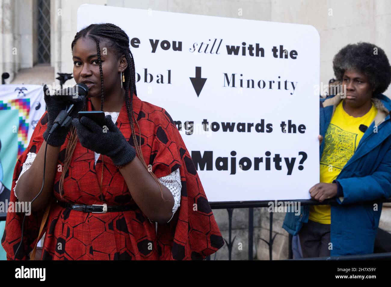 Londra, Regno Unito. 25 novembre 2021. Adetola Onamade si rivolge agli attivisti del clima al di fuori delle corti reali di giustizia prima di un appello per conto del piano B.Earth, Tim Crosland e di tre giovani cittadini britannici (Marina Tricks, Onamade e Jerry Amokwandoh) Con la famiglia nell’Africa occidentale e nelle Americhe che sostiene che i loro diritti umani sono violati dal mancato intervento del governo britannico sulla crisi climatica. I tre studenti hanno chiesto una revisione giudiziaria delle azioni governative volte a ridurre le emissioni nazionali di carbonio e hanno sostenuto che l’azione del governo britannico, o inazione, non tiene conto del loro ri Foto Stock