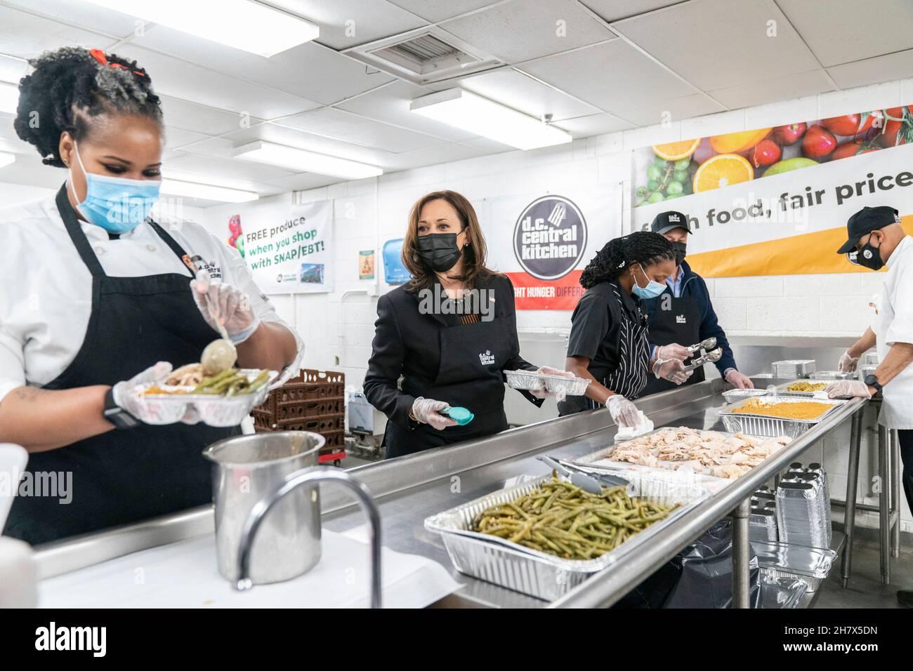 Washington, Stati Uniti d'America. 25 Nov 2021. Washington, Stati Uniti d'America. 25 novembre 2021. Il Vice Presidente degli Stati Uniti Kamala Harris, centro, volontari che assemblano kit pasto Thanksgiving alla DC Central Kitchen 24 novembre 2021 a Washington, DC DC la cucina Centrale è un no profit che combatte la fame e la povertà attraverso la formazione professionale culinaria. Credit: Lawrence Jackson/White House Photo/Alamy Live News Foto Stock