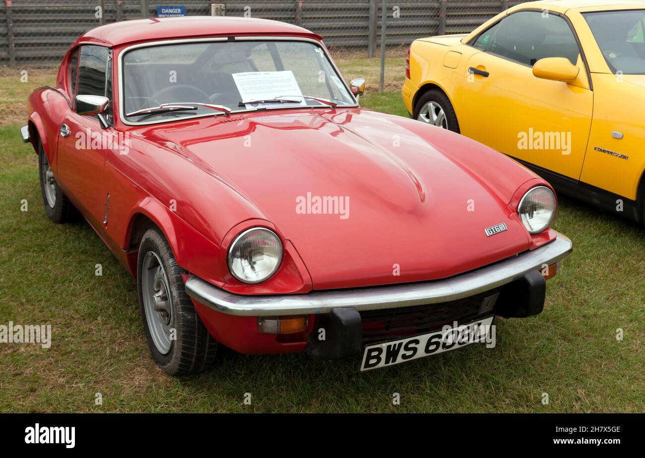 Vista frontale di tre quarti di un Red, 1972, Triumph Spitfire GT6, MkIII, in mostra al Silverstone Classic 2021 Foto Stock