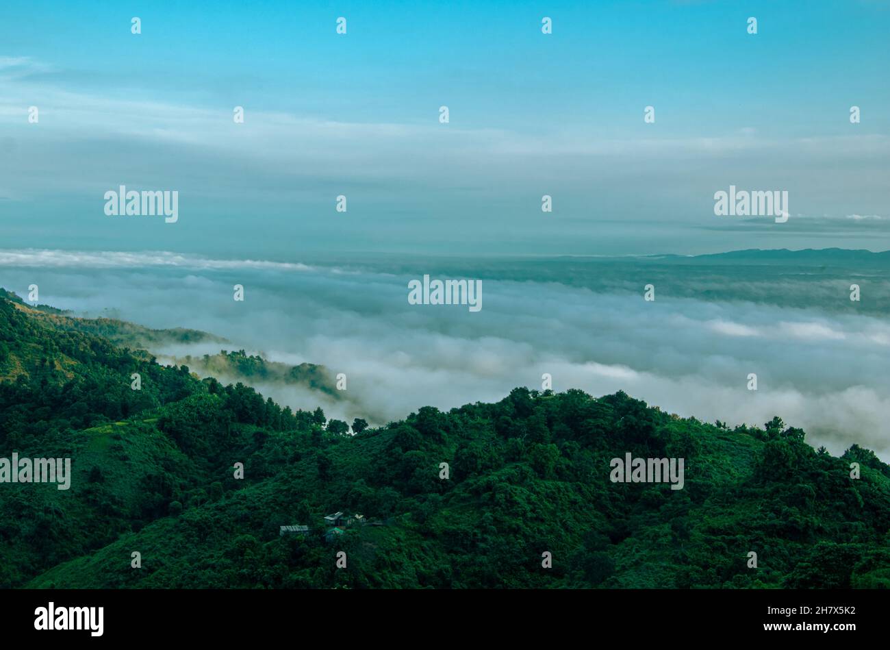 Foto del tratto di collina di Bandarban, Bangladesh. Paesaggio naturale collinare con nuvole. Foto Stock