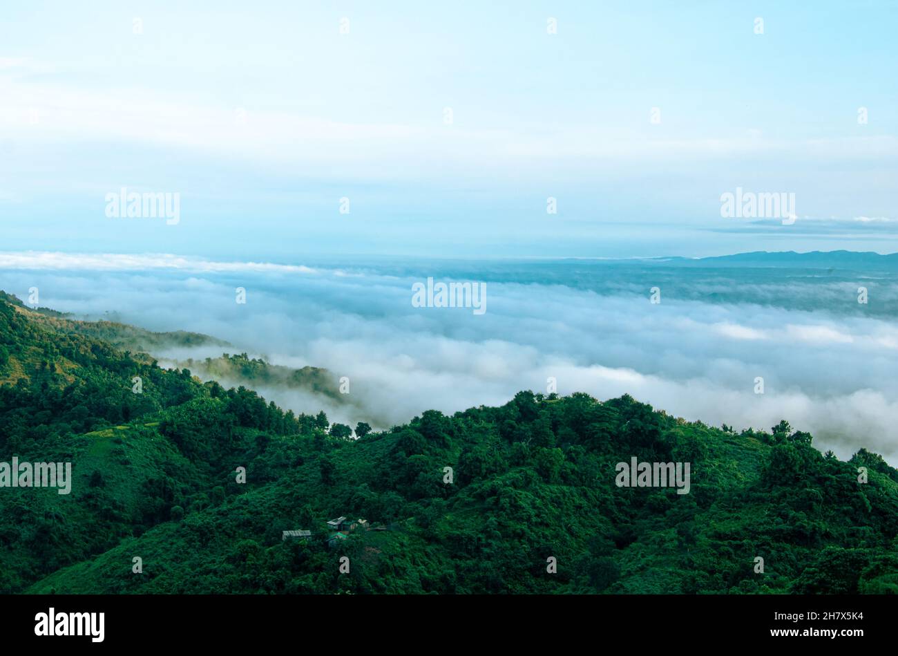 Foto del tratto di collina di Bandarban, Bangladesh. Paesaggio naturale collinare con nuvole. Foto Stock