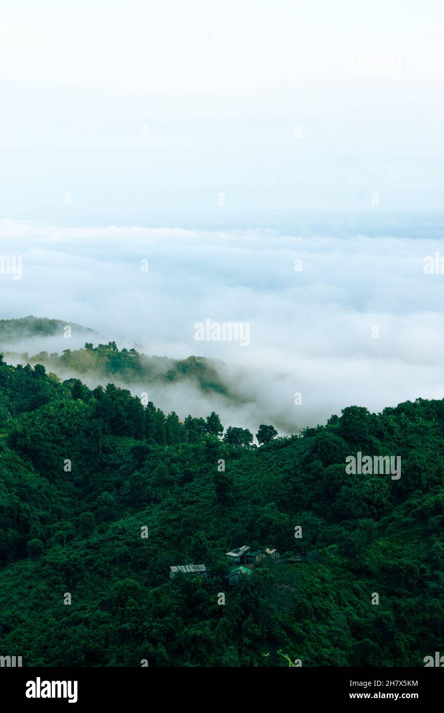 Foto del tratto di collina di Bandarban, Bangladesh. Paesaggio naturale collinare con nuvole. Foto Stock