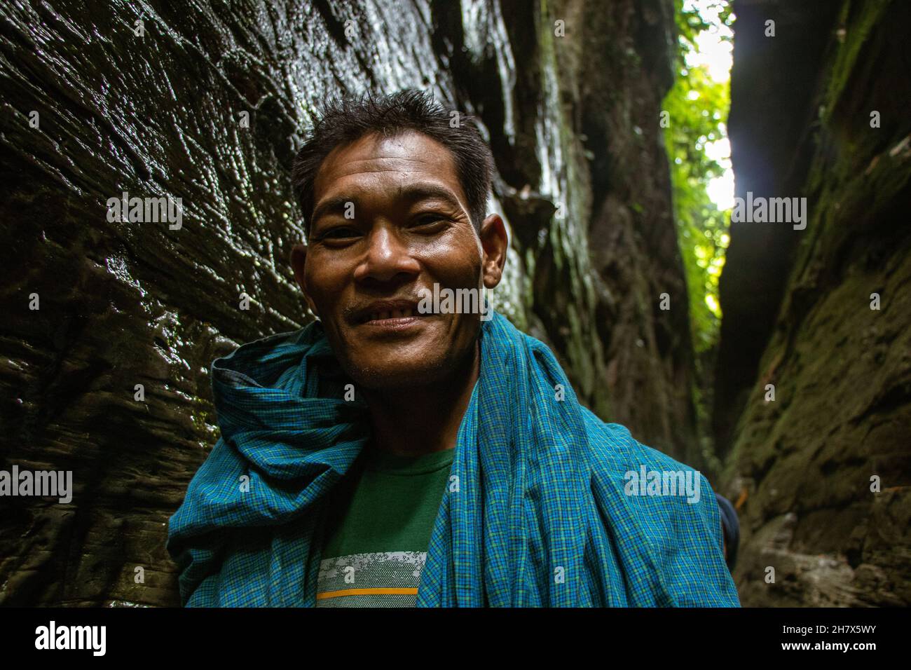 Un uomo tribale in un modo di una grotta chiamata la grotta di Ali . Foto Stock