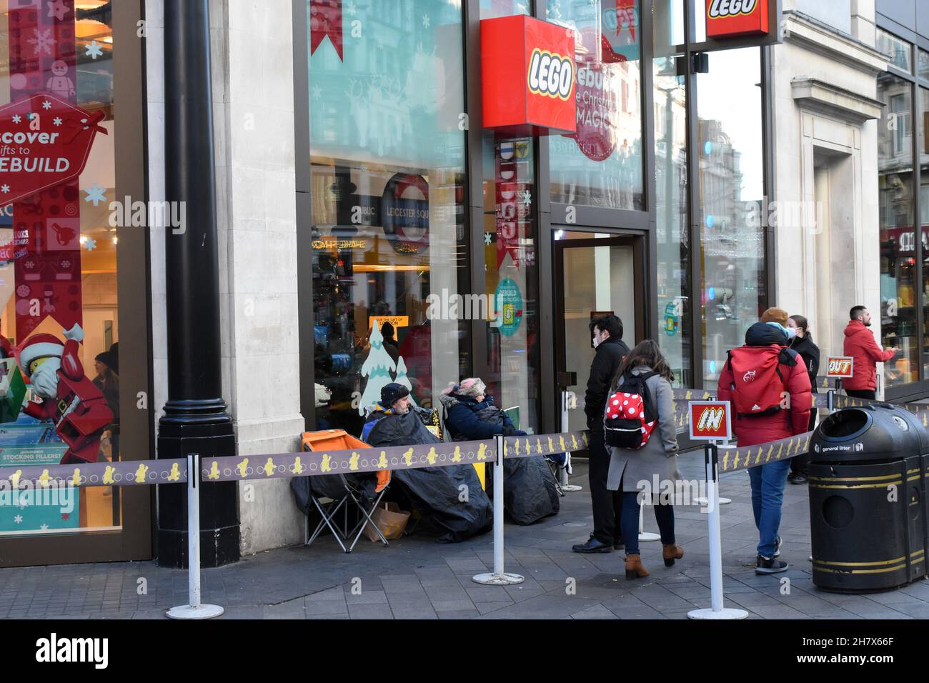 Londra, Regno Unito. 25 Nov 2021. Coda fuori Lego in Leicester Square per il Black Friday. West End giorno occupato prima del Black Friday. Credit: JOHNNY ARMSTEAD/Alamy Live News Foto Stock