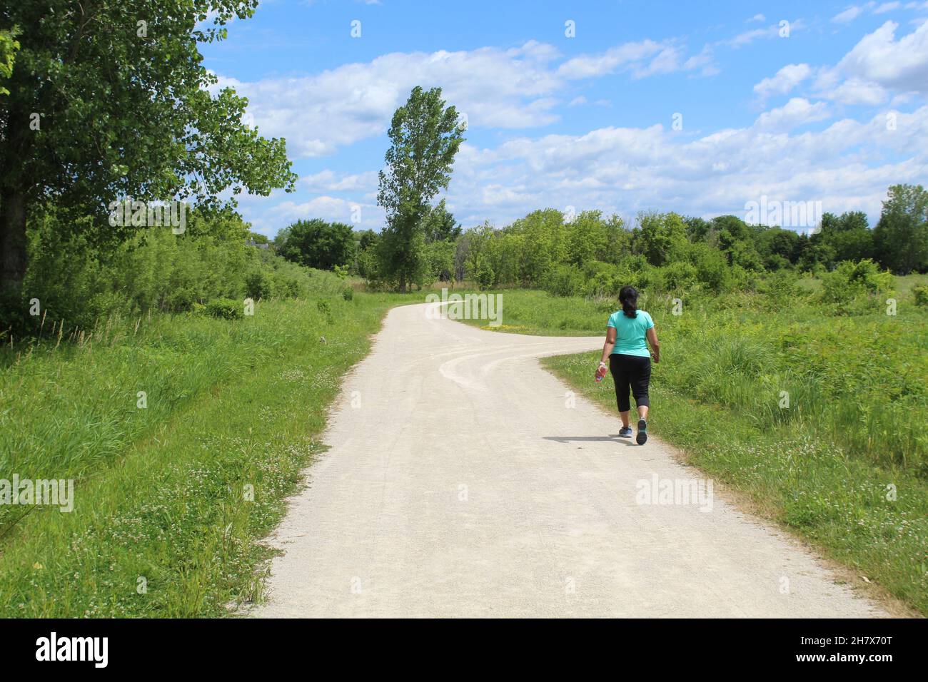 Donna che cammina su un sentiero al James 'Pate' Philip state Park a Bartlett, Illinois Foto Stock