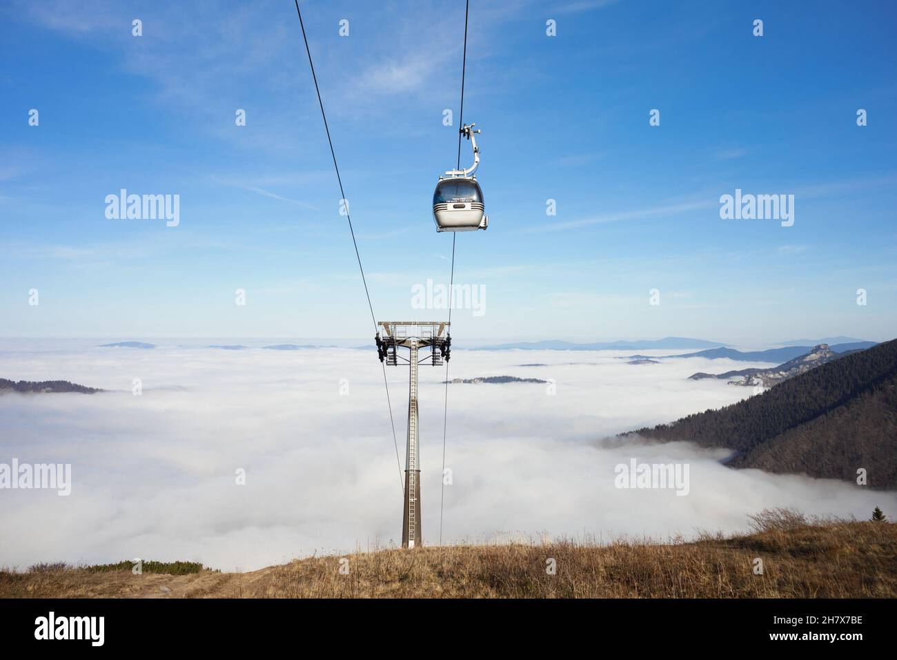 Funivia e funivia da Vratna dolina al monte Chleb, Mala Fatra, Slovacchia. Tempo soleggiato con cielo blu e nuvole nella valle. Trasporto Foto Stock