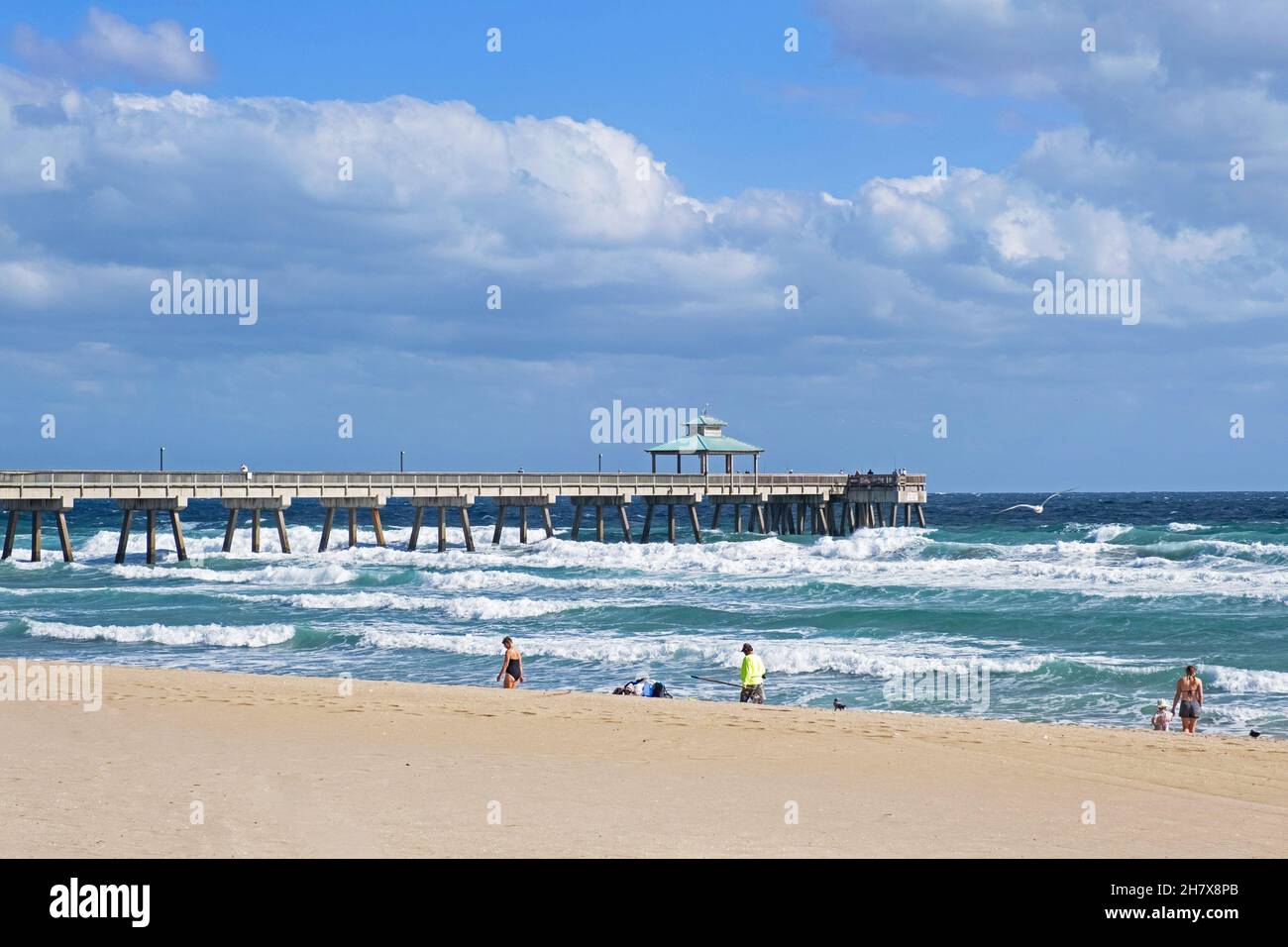 Tempesta e molo in inverno a Surfside Beach lungo l'Oceano Atlantico a Miami-Dade County, Florida, Stati Uniti / USA Foto Stock