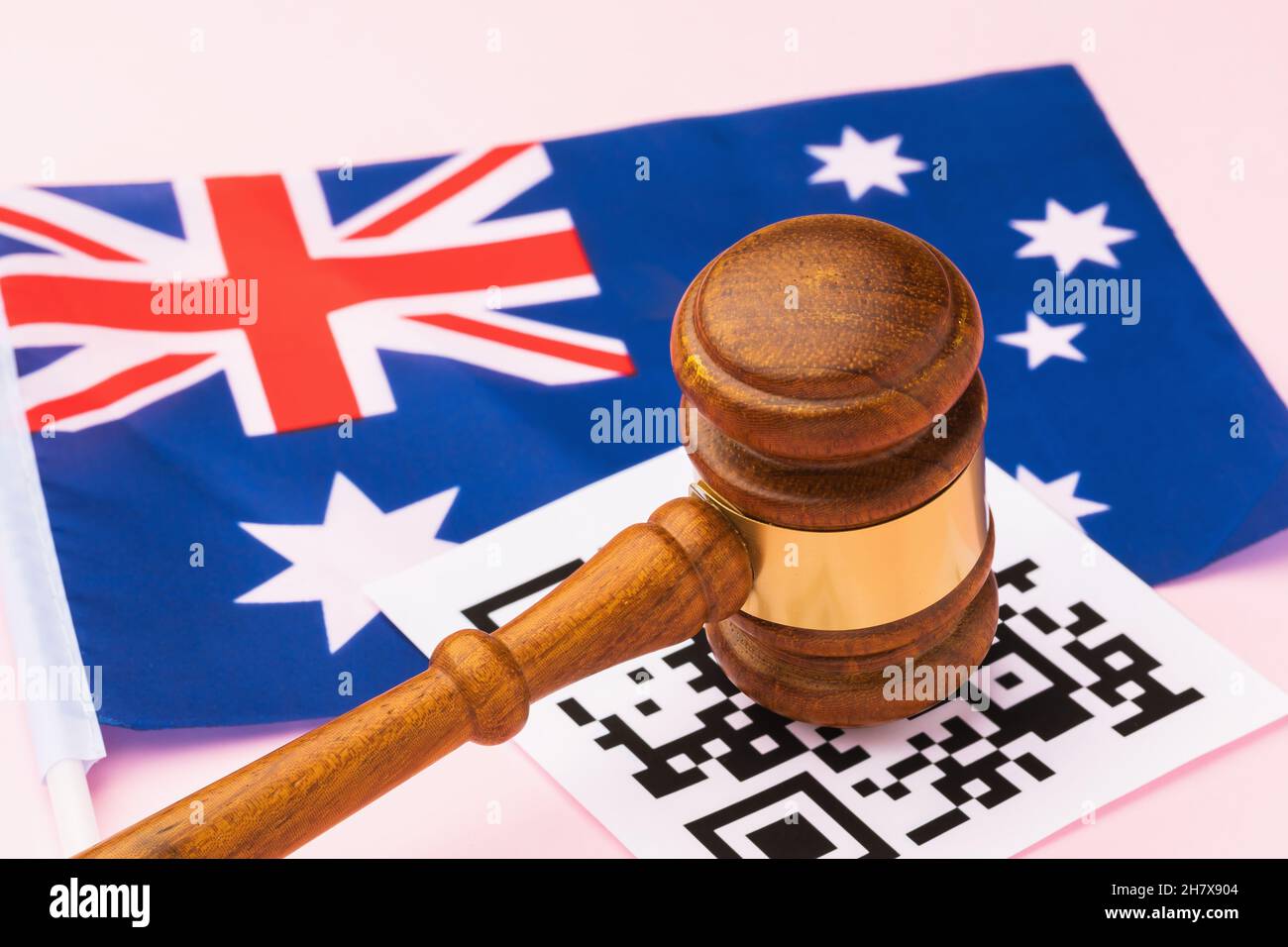 Giudice Gavel, scheda del codice a barre e bandiera australiana, il concetto di punizione amministrativa per violazione del regime del codice QR in Australia Foto Stock