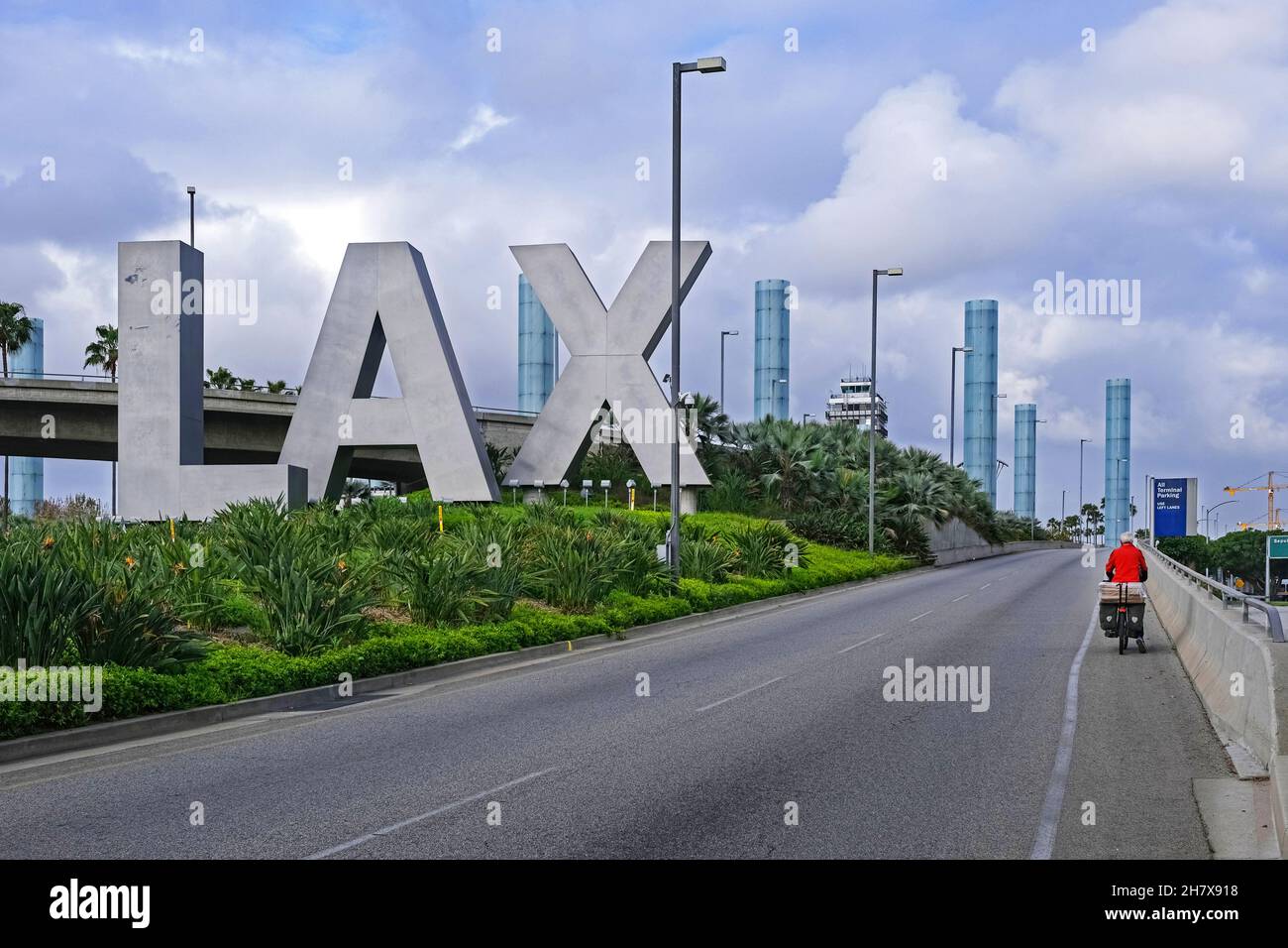 Ciclisti turistici arrivo a LAX, Los Angeles International Airport a Westchester, California, Stati Uniti / Stati Uniti d'America Foto Stock