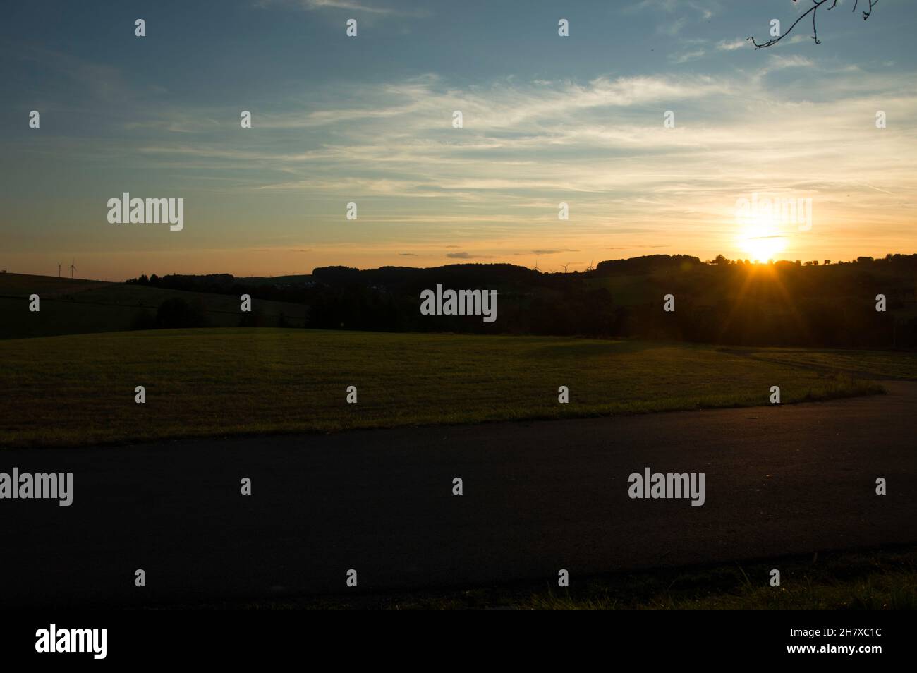 Sonnenuntergang, Abendrot auf dem Land in Deutschland Foto Stock