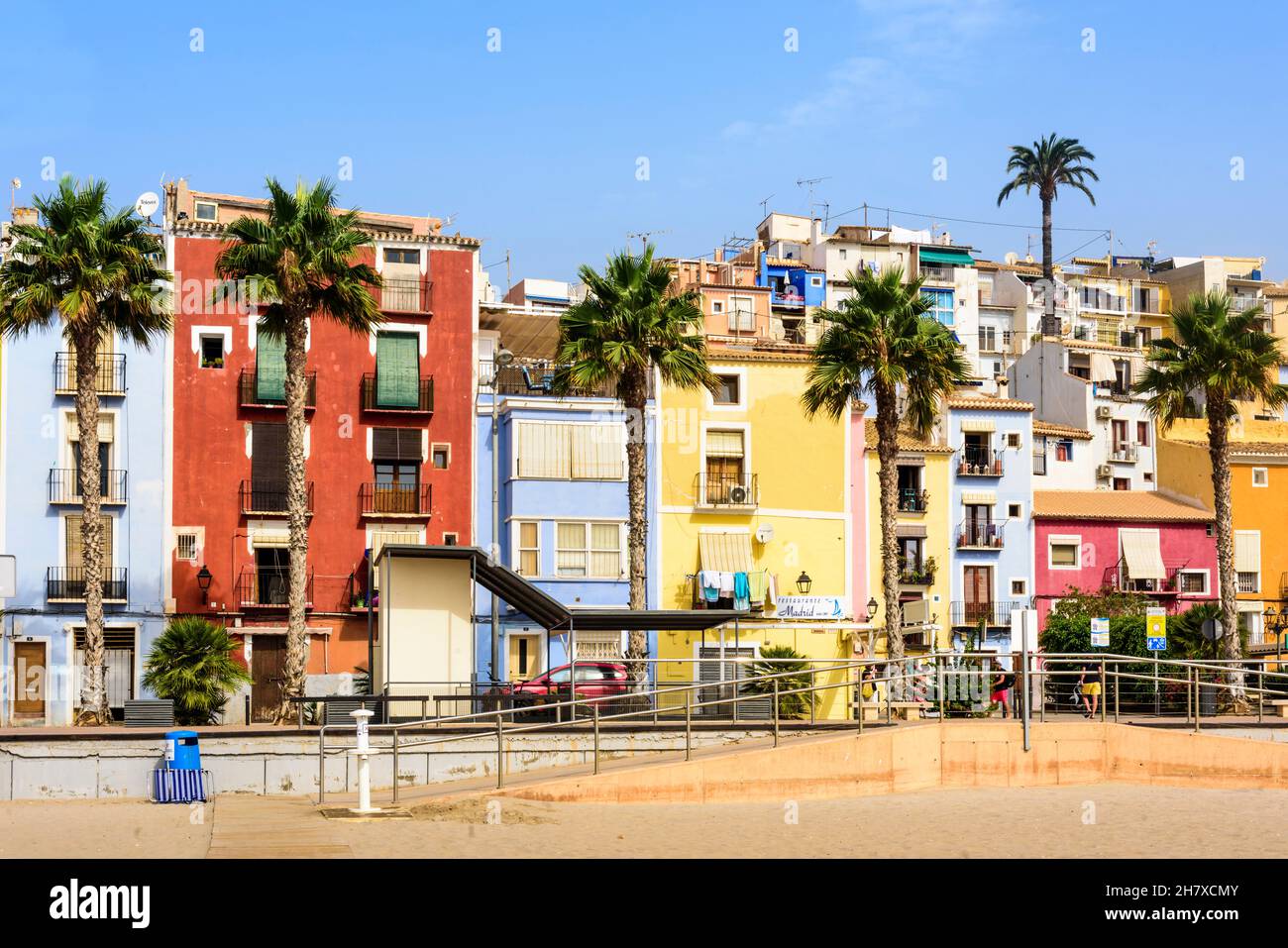 joyosa - Case colorate tra palme a Costa Blanca, Spagna Foto Stock