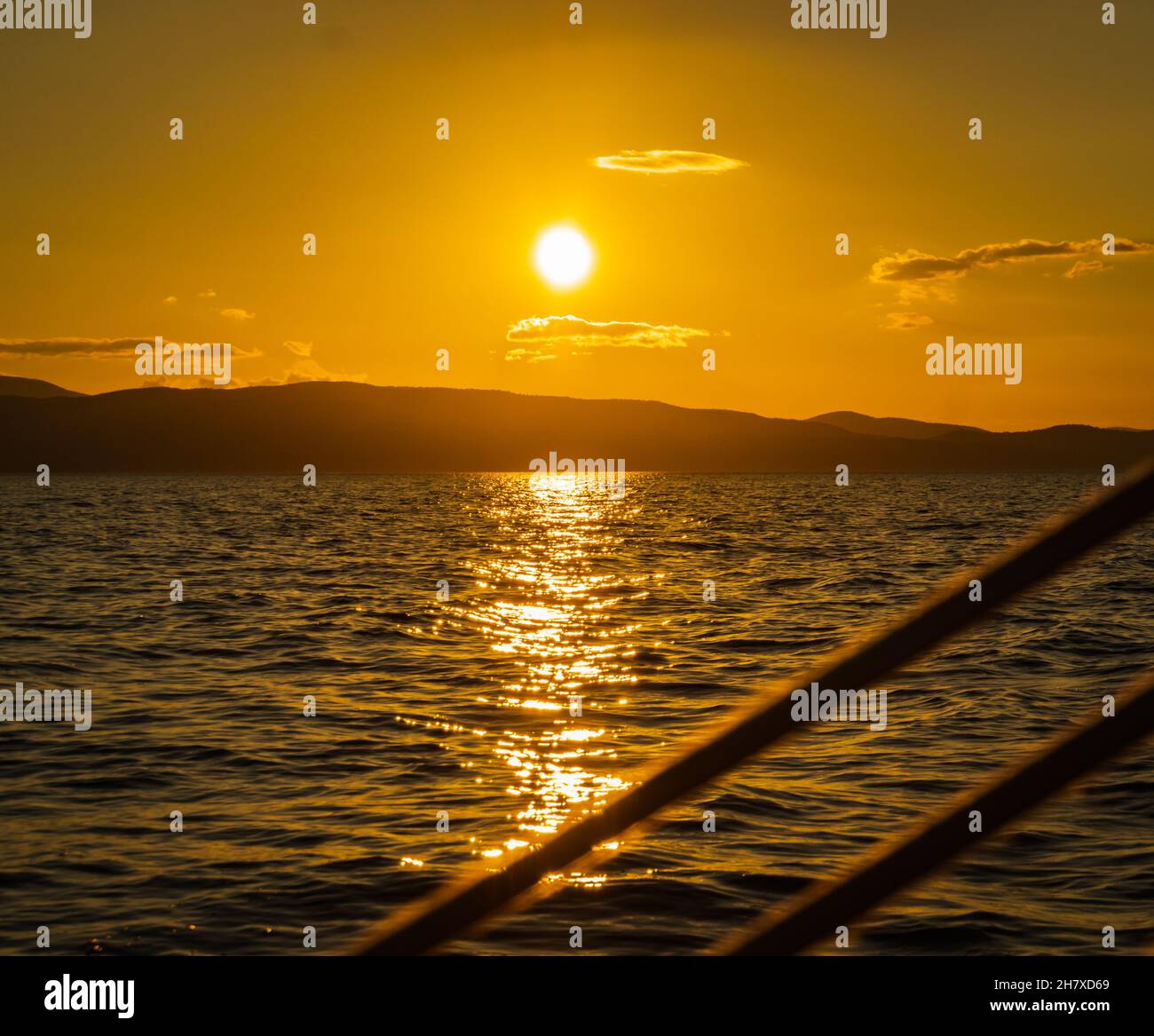Tramonto sulle montagne Adirondack a NY da una barca a vela sul lago Champlain, Vermont Foto Stock