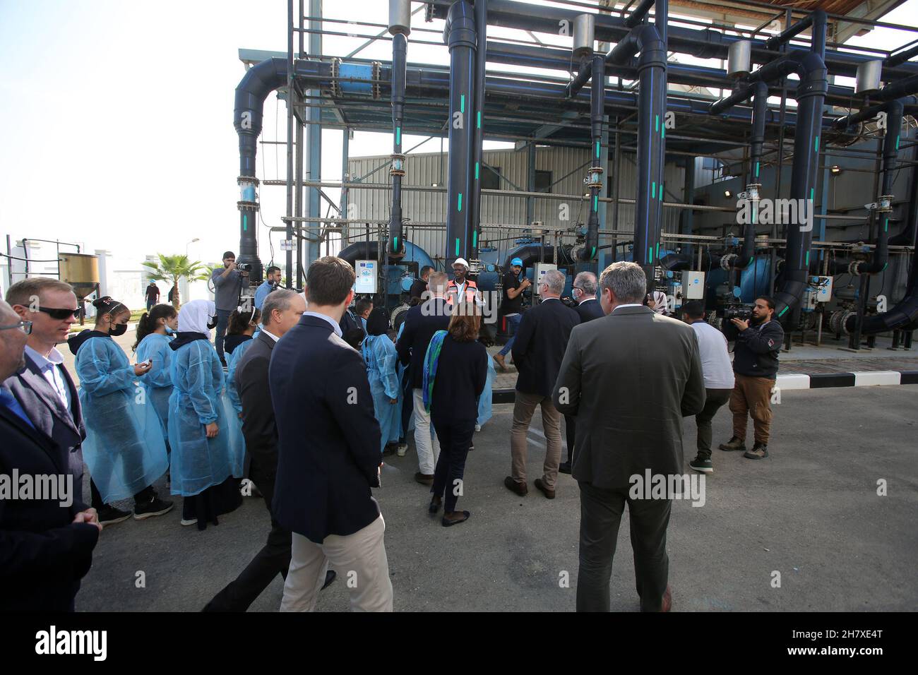 I membri di una delegazione dell'UE visitano un impianto di desalinizzazione finanziato dall'UE, a Deir al-Balah, nella striscia centrale di Gaza, il 24 novembre 2021. Foto Stock