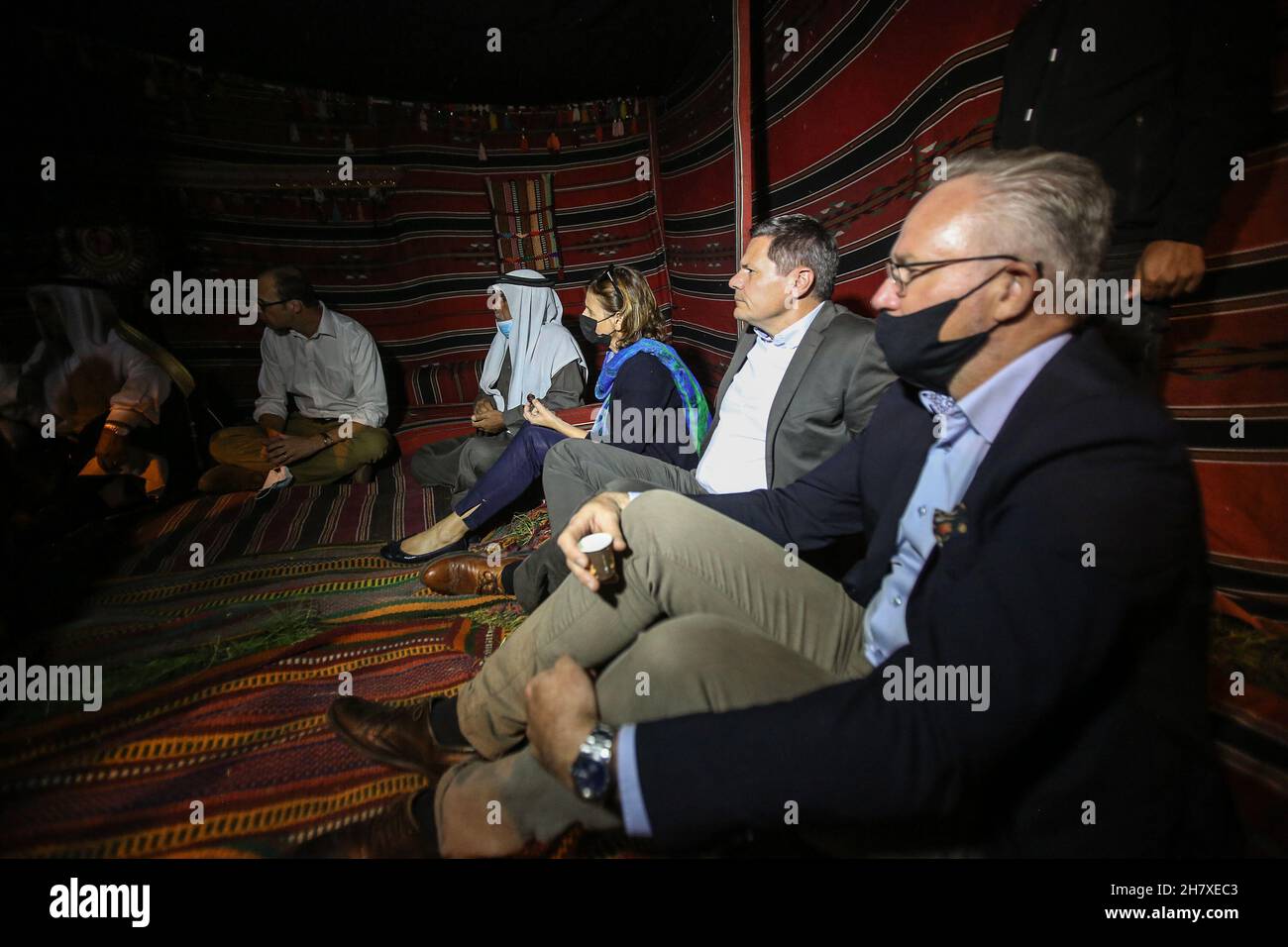 I membri di una delegazione dell'UE visitano un impianto di desalinizzazione finanziato dall'UE, a Deir al-Balah, nella striscia centrale di Gaza, il 24 novembre 2021. Foto Stock