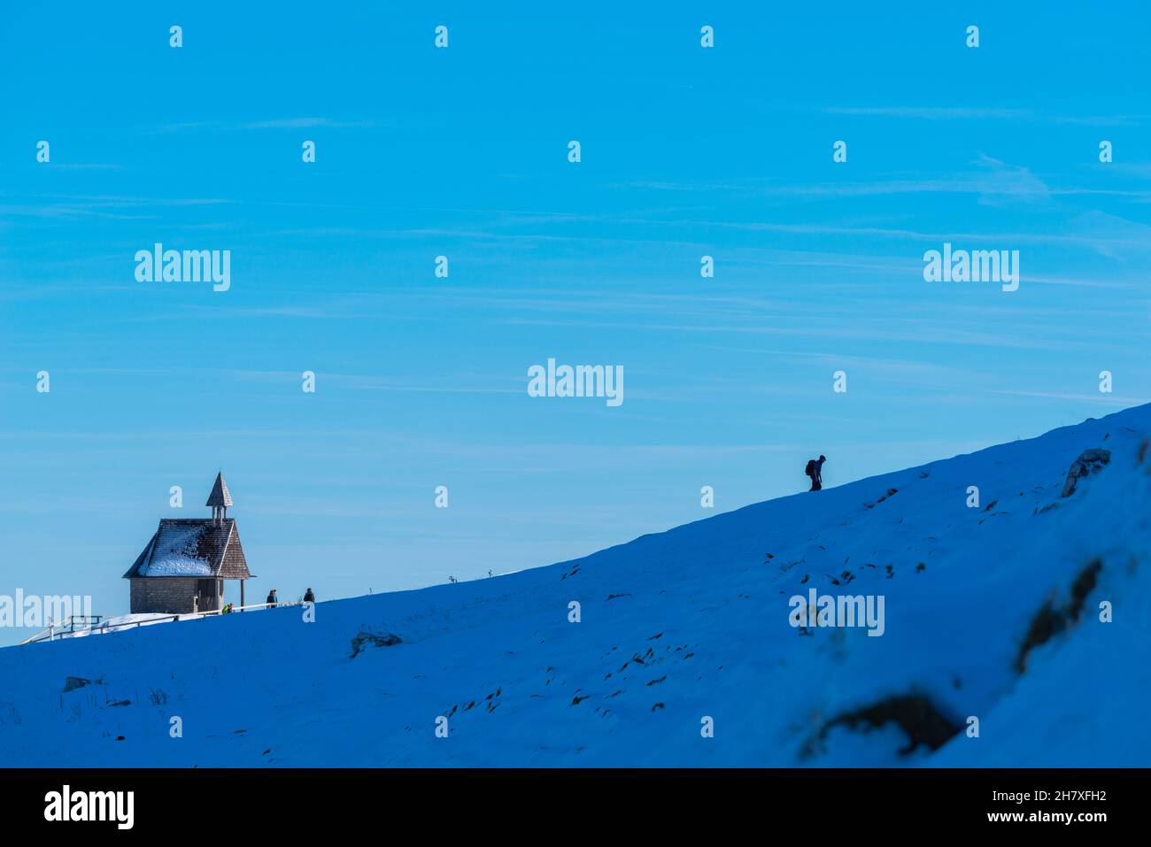 Cappella commemorativa sul sentiero escursionistico a Kampenwand circa 1500m s.l.m. paesaggio di neve in ottobre, Aschau, Alpi Chiemgauer, alta Baviera, Germania meridionale Foto Stock