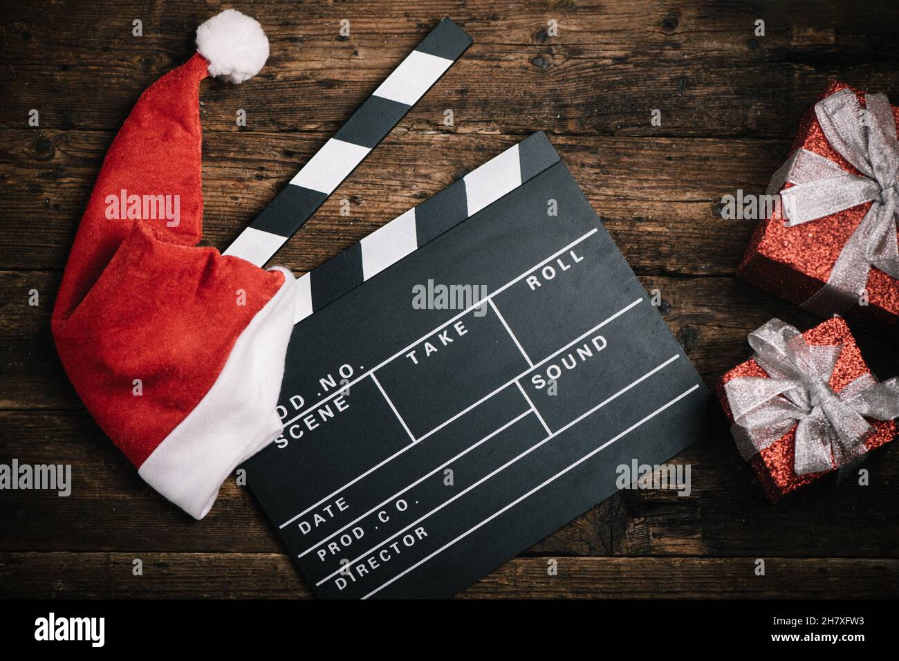 Cappello di Natale con pellicola di taglio su tavola di legno Foto Stock