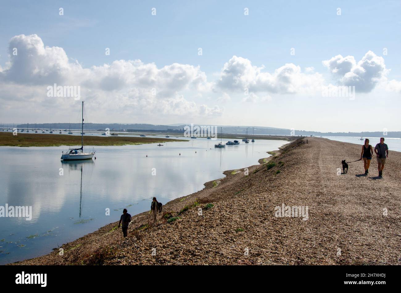 Hurst Spit Shingle Bank porta a Hurst Castle, Keyhaven, Hampshire Coast, Regno Unito. Foto Stock