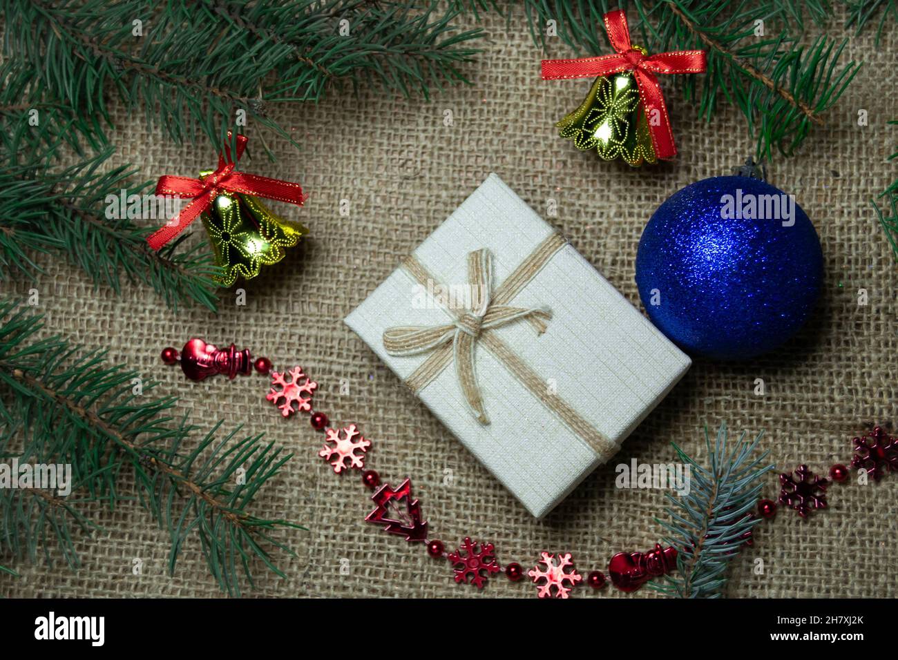 Composizione delle feste di Natale con scatole regalo, giocattoli, ramo di conifere. Felice anno nuovo e buon Natale concetto Foto Stock